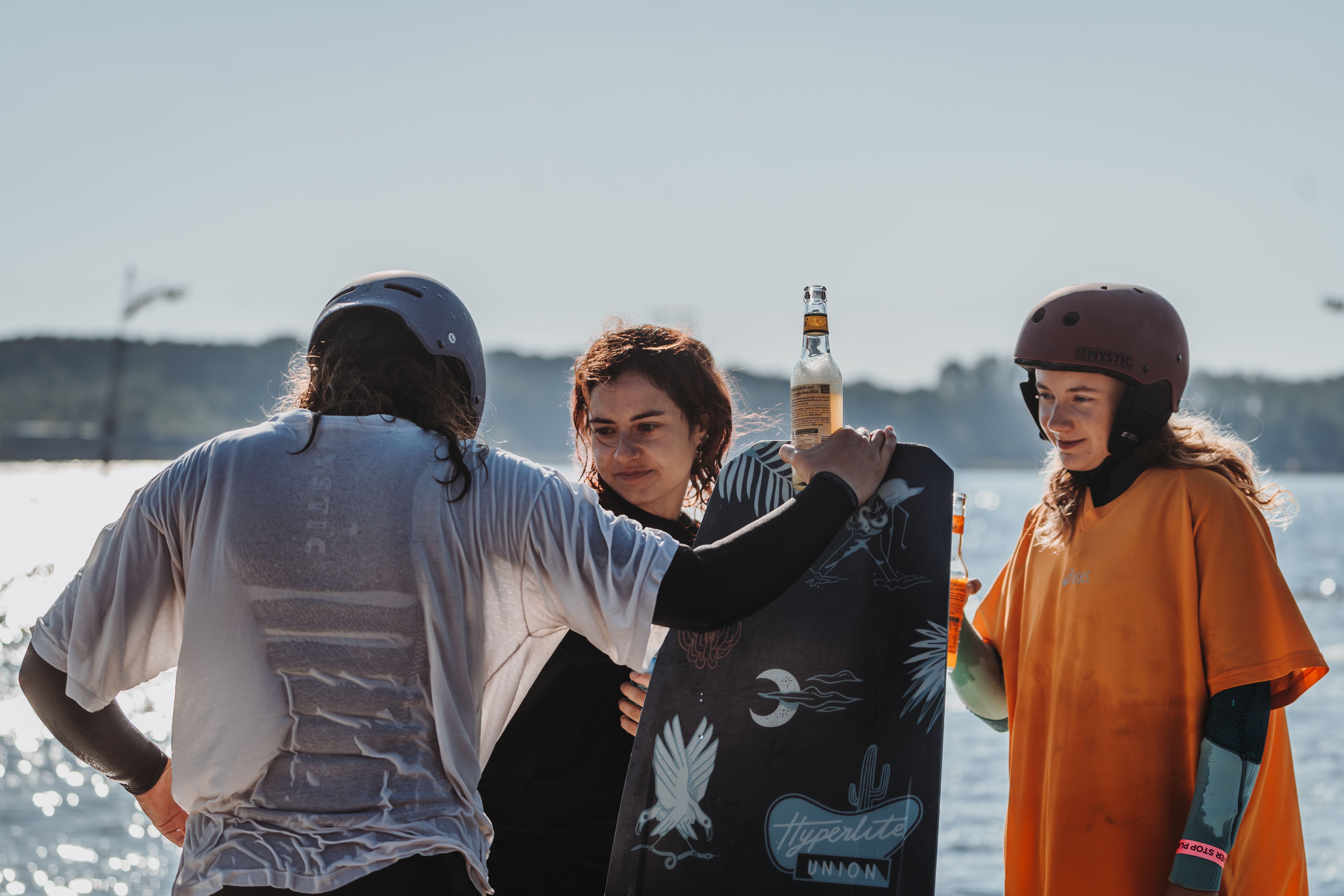 Wakeboard-Community am Wasser