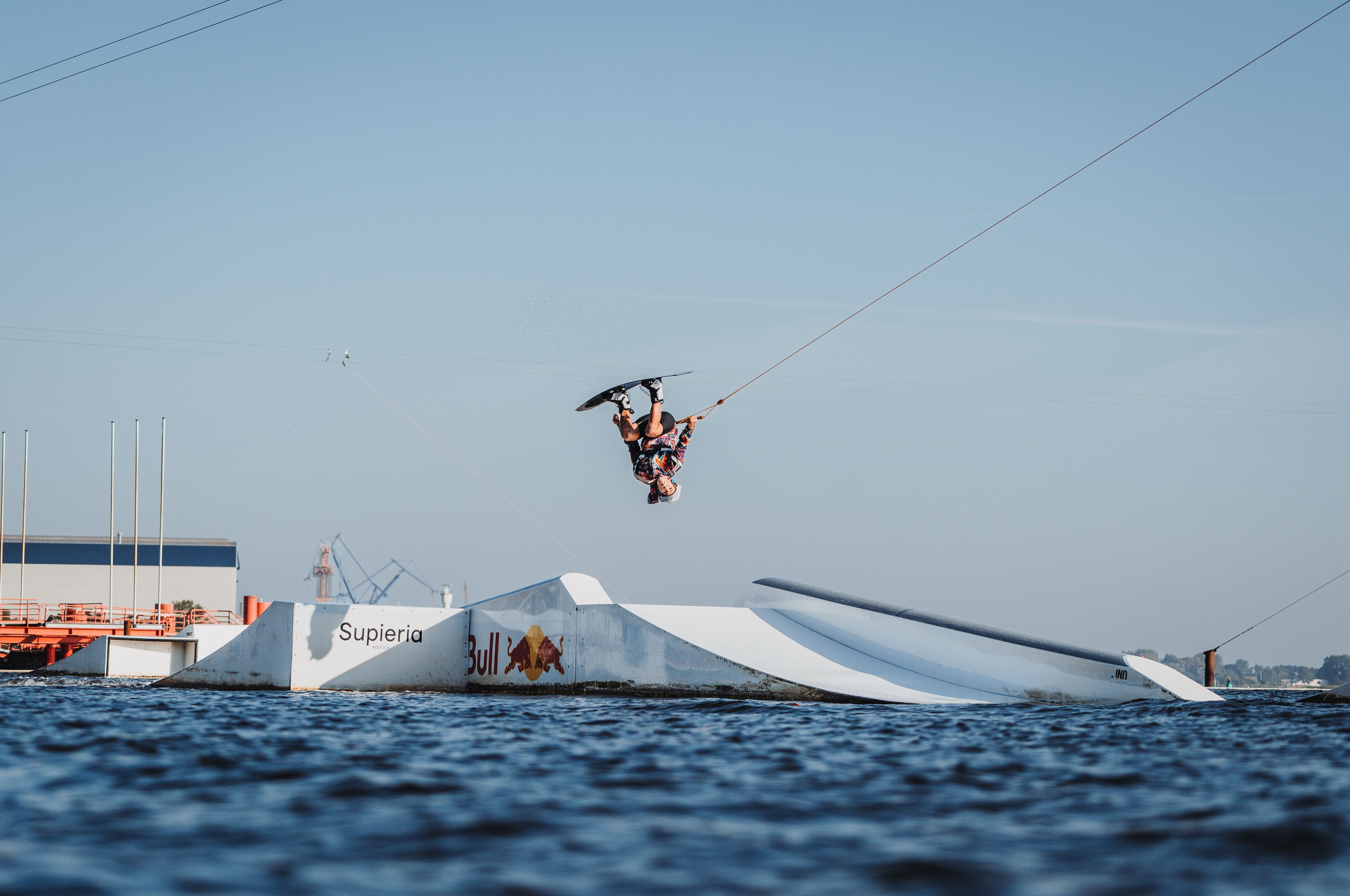 Wakeboarder invertiert über dem Wasser
