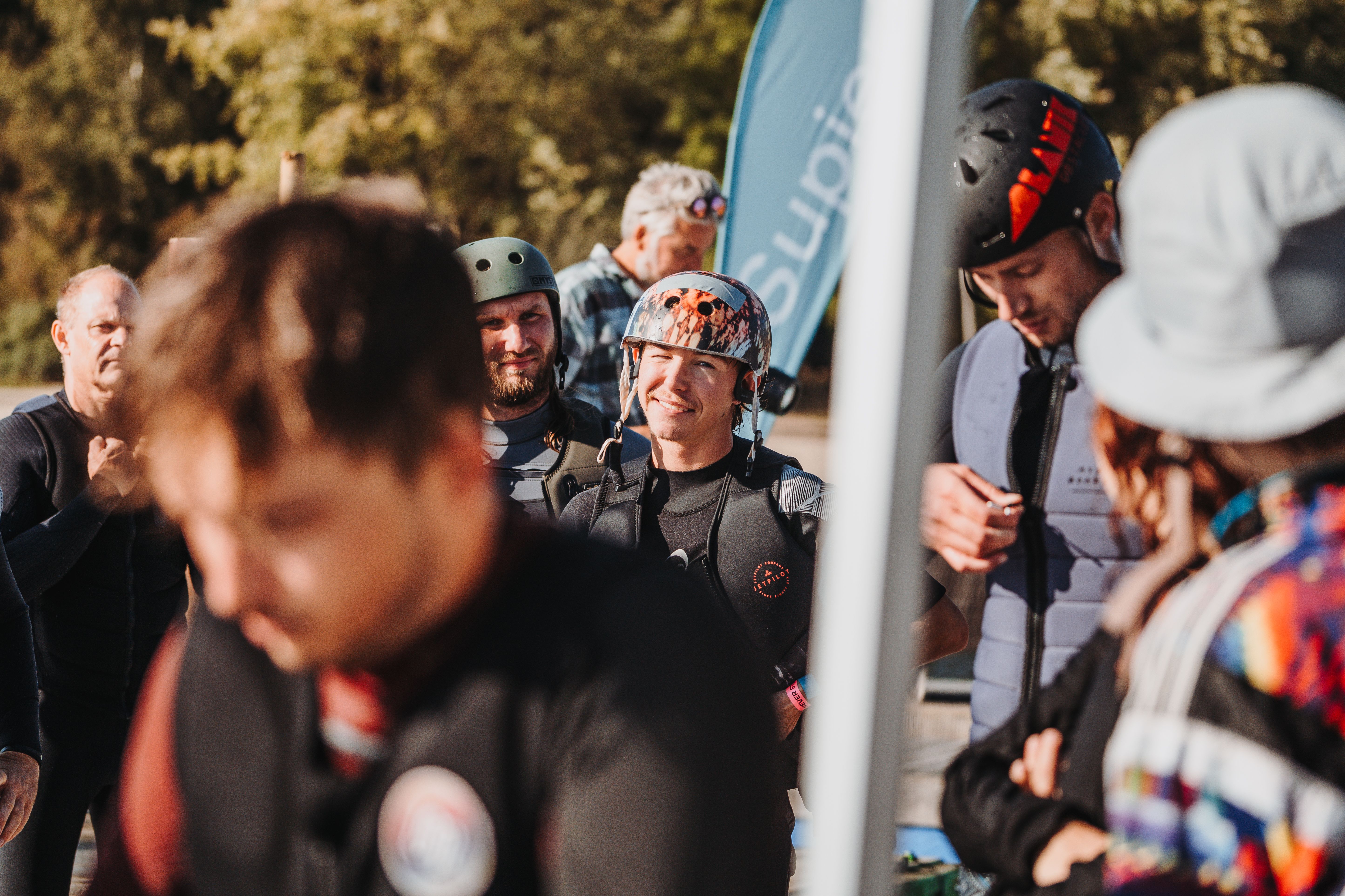 Rider-Kreis und Teamstimmung am Wasser