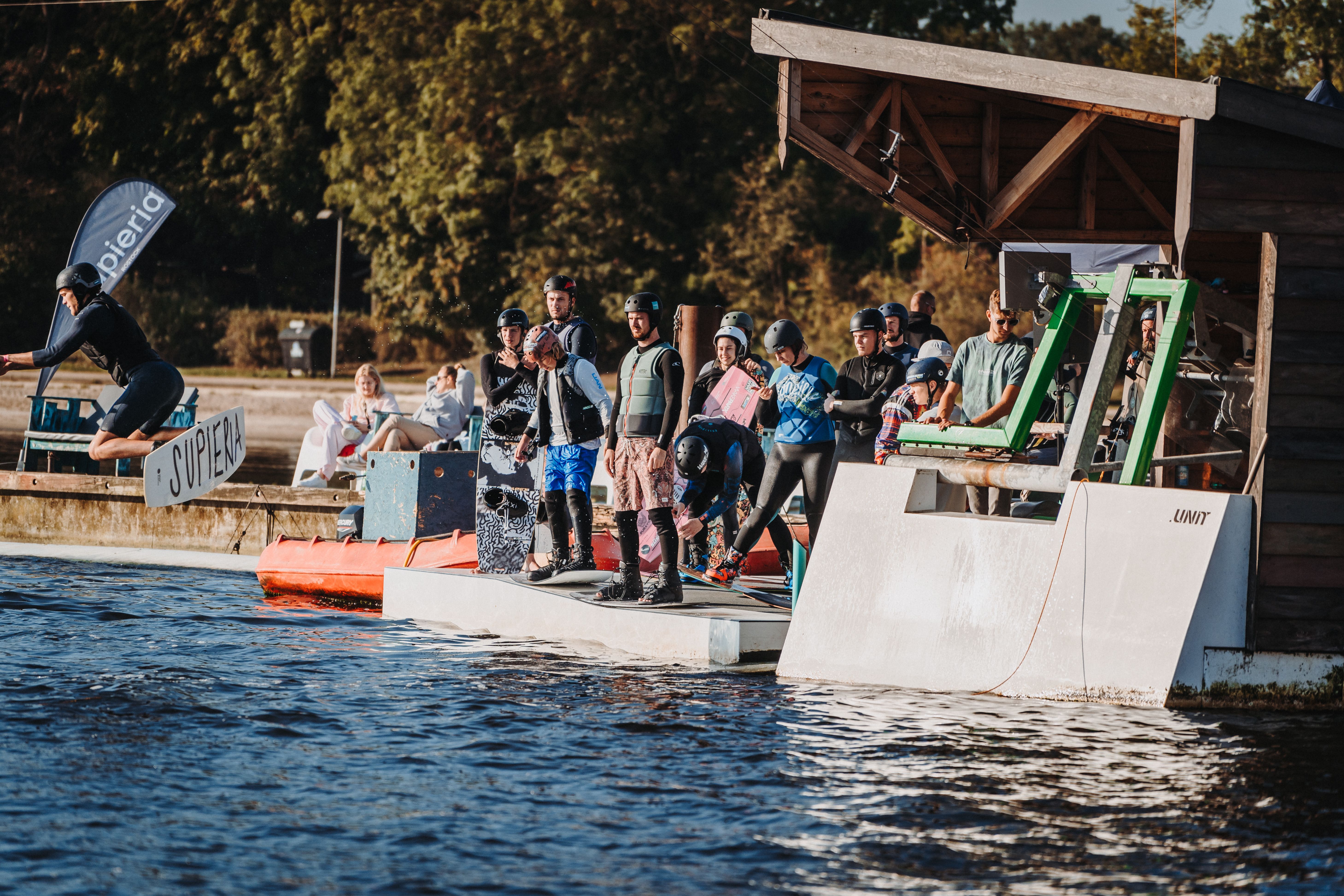 Teams und Zuschauer am Dock bei Supieria